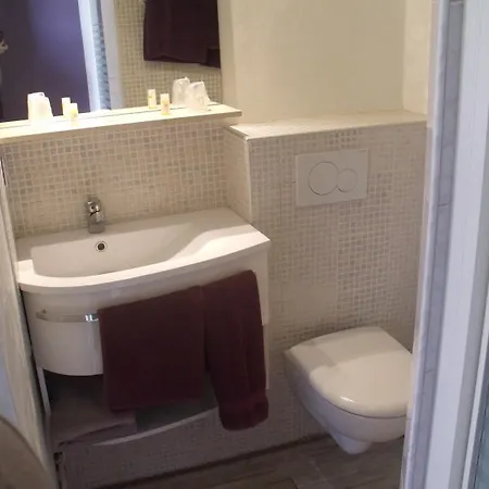 Le Clos Robinson בית הארחה